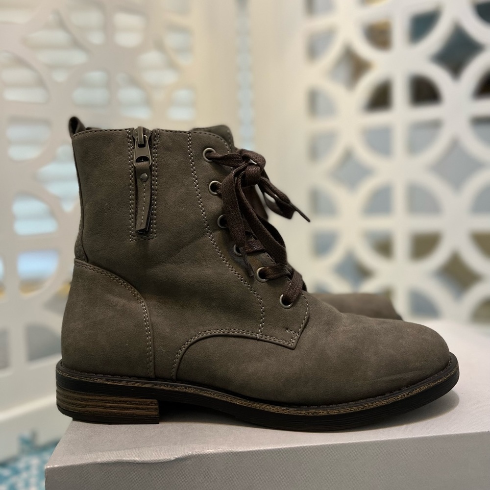 Limelight brand boots size 6 1/2 in Alaina grey.